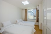 早安公寓式酒店三人家庭间，采用单双人床，单单人床设计