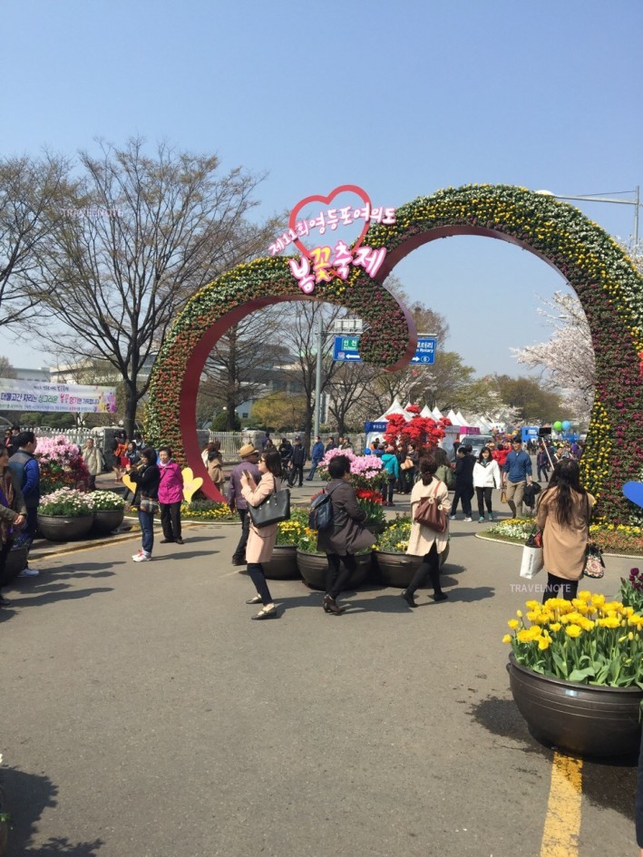 花で飾られたゲート