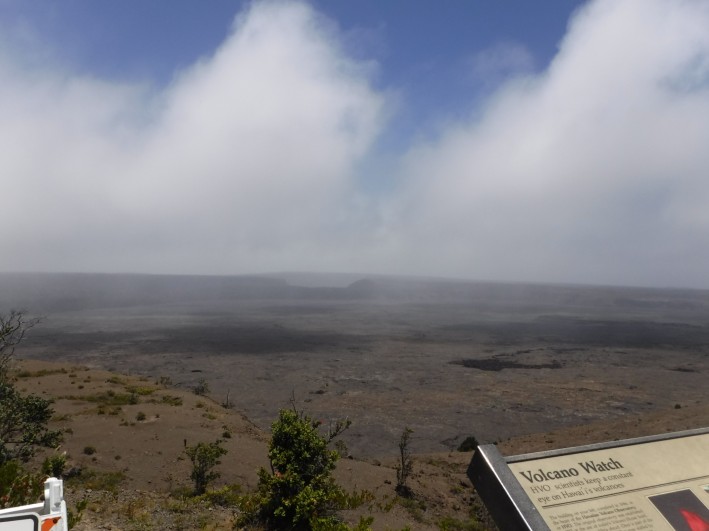 平原に見えますが、火口です。ほんの数週間前までは溶岩があふれんばかりにたまっていたそうです。