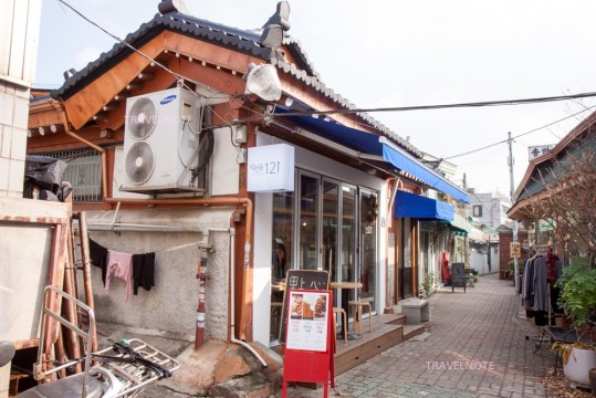 郷愁とモダンが重なる路地