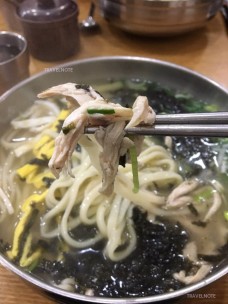 行列のできる鶏ガラスープが絶品のカルグクス専門店「筆洞タッカルグクス」