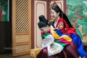 穿上韩国传统婚礼服饰体验韩国传统婚礼过程