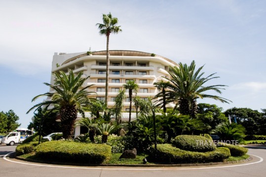 全客房可以俯瞰海邊的豪華大飯店！