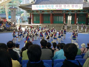 野外で韓国伝統芸能が鑑賞できます。