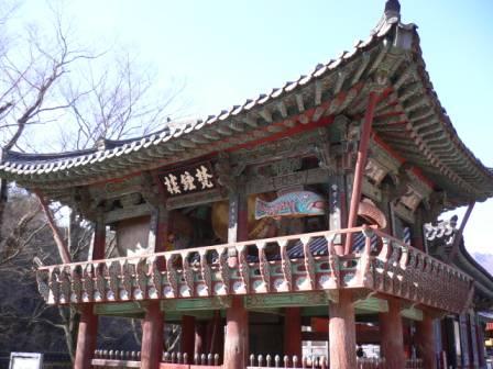 韓国三大名刹寺院です。大雄殿に仏像が安置されていないことで有名ですよ。