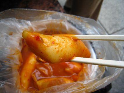 韓国のお餅（トック）を甘辛いタレで煮込んだ韓国定番おやつ