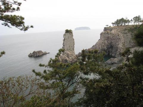 海にそそり立つ岩の島ウェドルゲ 