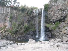 済州島三大滝の一つ、正房瀑布