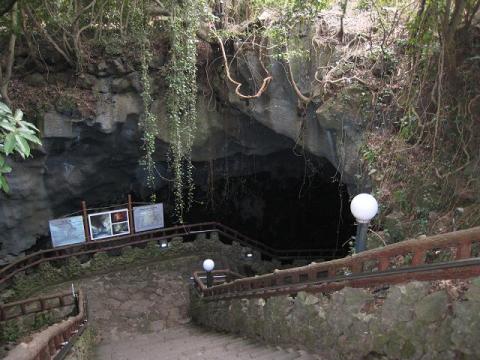 噴火でできた世界遺産の溶岩洞窟 萬丈窟