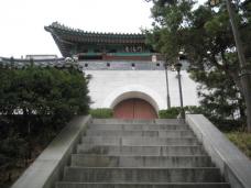 住宅街にひっそり佇むソウル都城の小門