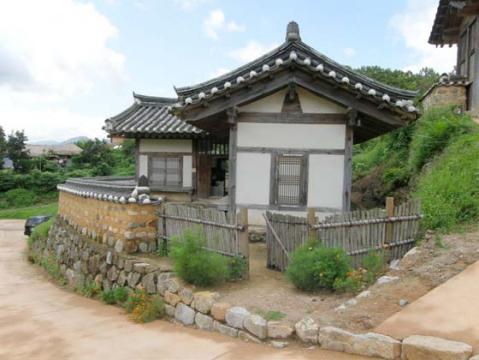 ５００年前朝鮮時代の両班達の家屋が残る村