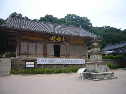 韓国木造建築史において非常に重要な建物である。