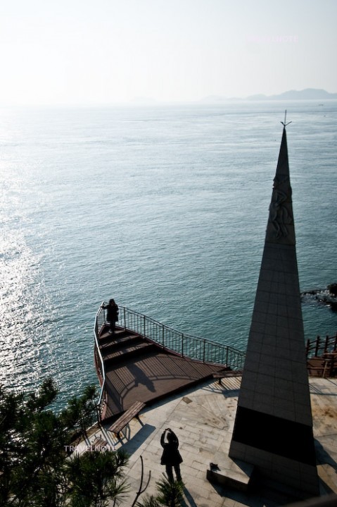 旅人たちの希望や願いが込められている韓半島最南端の塔