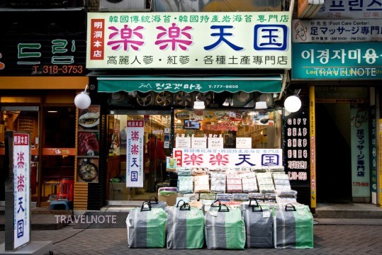 いろんな韓国のお土産を安く買える店！＾＾ソウルにいらっしゃったら来ないといけないところ！！