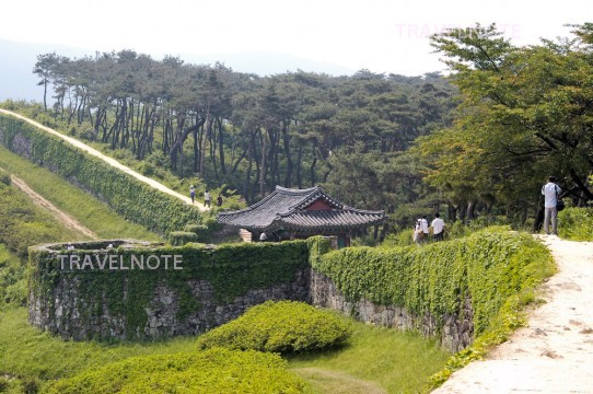 牟陽城とも呼ばれ、韓国でその原型が最も良く保存されている自然石の城郭