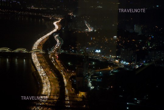 从63大厦上可以欣赏到整个汉江和首尔的魅力夜景
