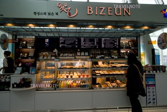 色とりどりの新感覚な韓国餅を味わえる事で有名なお店｢BIZEUN｣