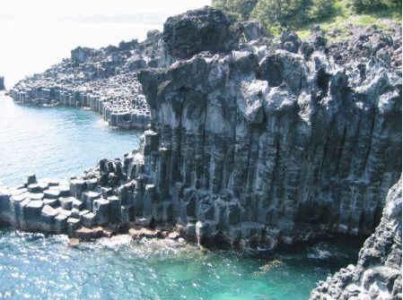 柱状節理帯は昔々、済州島が火山島だった時代に主として玄武岩質の溶岩によって作られた自然の造形美です。