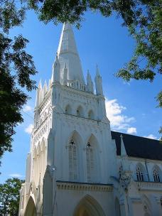白い尖塔の大きな外観ゴシック建築の美しい教会