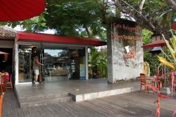 カフェ バトゥジンバールの隣にある輸入食材やオーガニックを扱う小さなお店