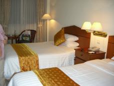 館内客室とともにシンプルで落ち着きのある造りベッドも大きく快適に過ごせるホテル