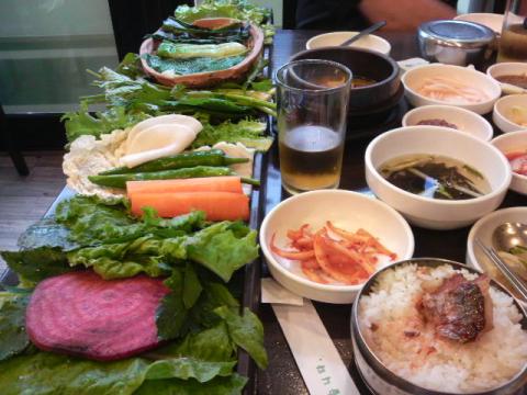 お肉をたっぷりのお野菜で巻いていただくとってもヘルシーな韓国料理