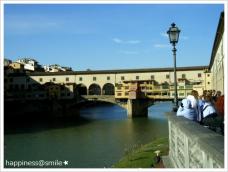 フィレンツェ最古の橋で両側にはたくさんの宝石店が並ぶ