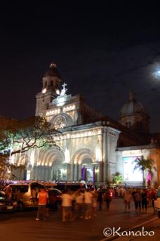 最古の地区の入り口に堂々と建フィリピンの中でも最も古い教会の一つ