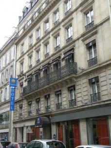 パリでは格安ホテルの部類で。部屋は決して広くないがゆったり眠れるホテル