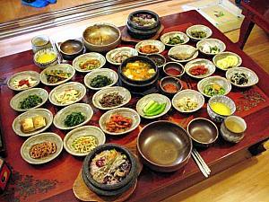 野菜をふんだんに使った２０種類以上のおかずとヘルシーな韓国定食