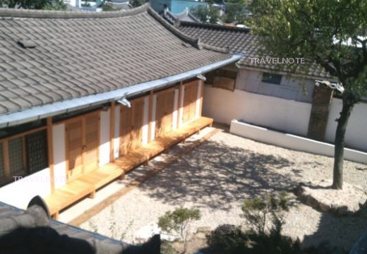 具有50年的历史，位于韩屋村的韩式建筑
