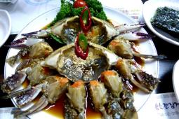 一起來品嘗韓國特色美食——由海蟹腌制的“醬油腌蟹”吧！