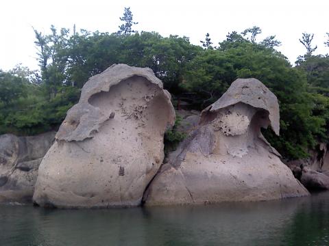 自然現象でできた不思議な岩