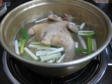 鶏を丸ごと一匹使用した、コラーゲンたっぷりの鍋