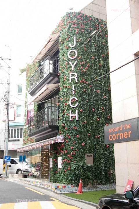 一際目立つ「JOY RICH」韓国初のフラグショップ