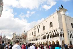 ヴェネツィアの中心にあり、旅行者が集う場所