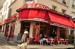 モンマルトンにある有名なアメリのカフェ「カフェ・ド・ムーラン」