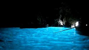 カプリ島一番の見どころ！ブルーに輝く神秘的な「青の洞窟」