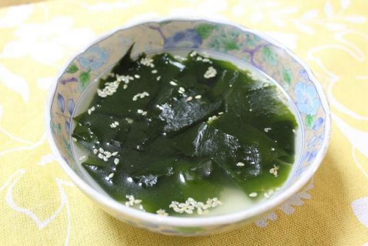 テンジャンチゲやキムチチゲと並んで韓国の家庭でよく作られるスープの一つ