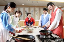 品尝韩式料理，韩服纪念摄影！轻松愉快的文化体验