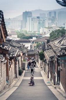 韓国の伝統の家屋韓屋がそのまま残っている通り