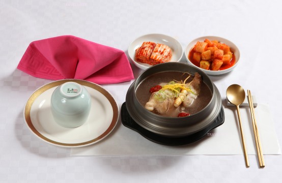位於明洞世宗酒店旁，一流廚師為您帶來韓式傳統參雞湯！