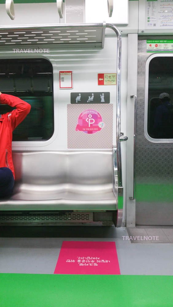 ソウル地下鉄ピンクの座席をみかけたら