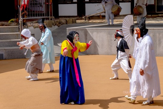 河回村でしか見られない重要無形文化財の仮面劇