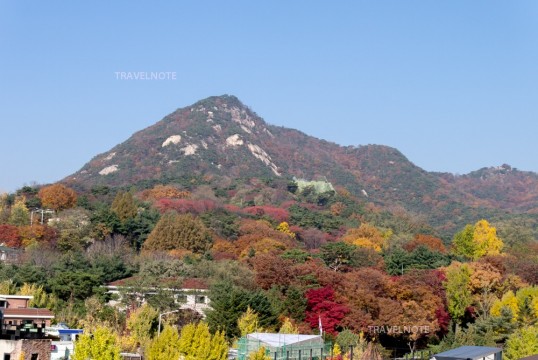 北村韓屋と北岳山の紅葉