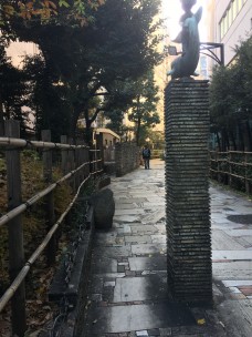 新宿区が東京都より譲渡を受けて整備し、昭和49年6月24日に遊歩道公園として開園