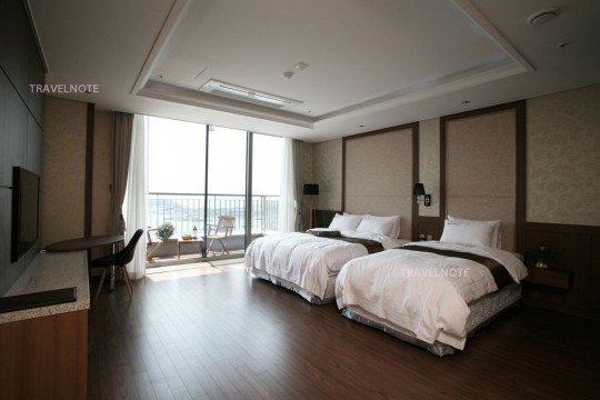 2012年4月诞生的，位于大海和自然中的现代酒店
