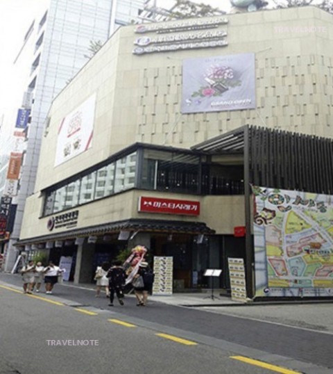 运营销售韩国传统工艺品的土产店