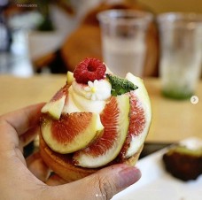 多様なスイーツとベーカリーが自慢のカフェ