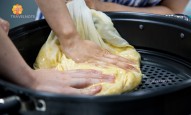 マッコリを作る過程 (米を炊き、冷ます過程、混ぜる過程)を体験！